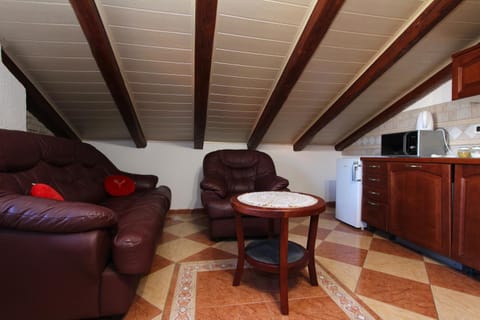 Kitchen or kitchenette, Seating area