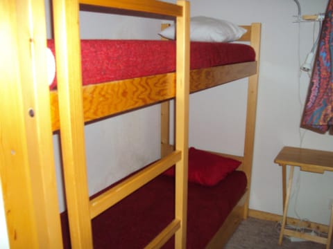 Bedroom, bunk bed