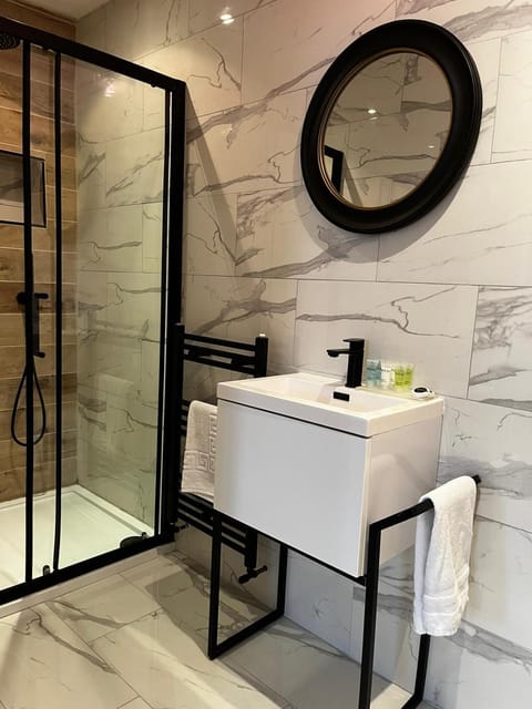 WEST END -Stunning, 2 bedroom, main door flat with private parking Apartment in Glasgow