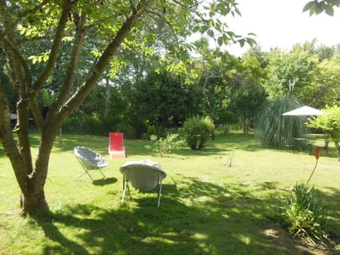 Maison dans un ecrin de verdure au pied de la ville Maison in Auch