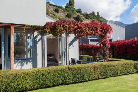 Property building, Facade/entrance, Garden