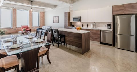 Regal Stays Corporate Apartments - Downtown Dallas Condo in Dallas