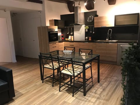 Kitchen or kitchenette, Dining area