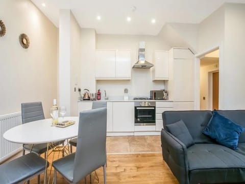 Ealing Queen of the Suburbs One Bedroom Apartment Pass the Keys Condo in London Borough of Ealing