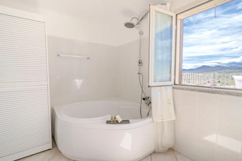 Homey Experience - Country Inn Apartments Garden & Seaview Condo in Golfo Aranci