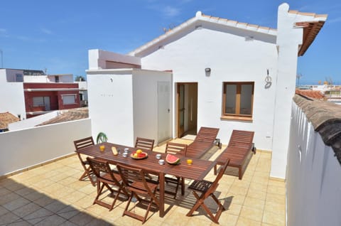 The green townhouse in Denia centre by NRAS House in Dénia