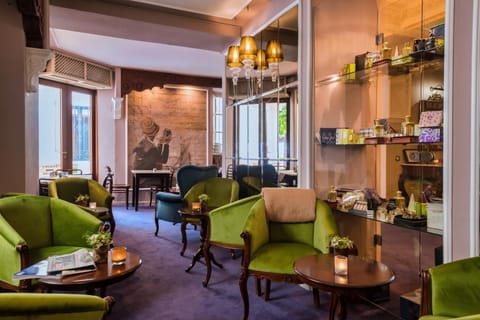 Lounge or bar