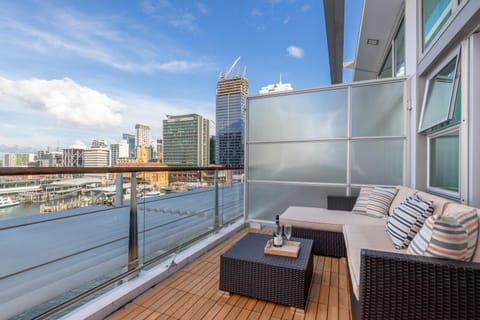 Penthouse apartment with stunning Harbour views Condo in Auckland