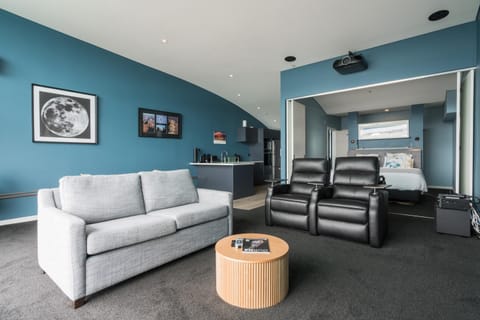 TV and multimedia, Living room, Seating area, Evening entertainment