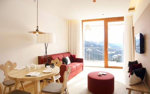 Natural landscape, TV and multimedia, Living room, Seating area, Dining area, Mountain view