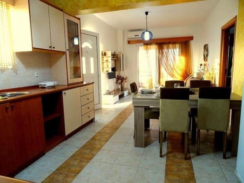 Kitchen or kitchenette, Living room, Seating area, Dining area, air conditioner