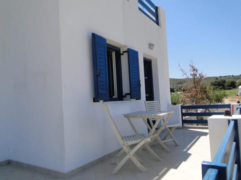 Villa Marios- Under the Volcano Apartment in Milos