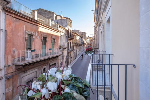 Neighbourhood, Balcony/Terrace, City view, Street view