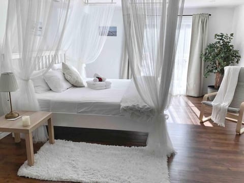 Romantic Studio Cottage Bed and Breakfast in Lambton Shores