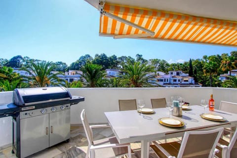 1080 Beachfront Penthouse 3 floors jacuzzi 2 pools wifi roof terrace Eigentumswohnung in Marbella