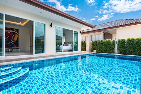 Luxury Pool Villa A18 / 3BR 6-8 persons Villa in Pattaya City