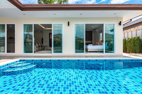 Luxury Pool Villa A18 / 3BR 6-8 persons Villa in Pattaya City