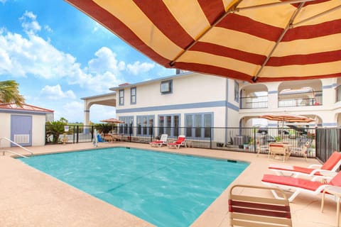 Days Inn & Suites by Wyndham Braunig Lake Hotel in San Antonio
