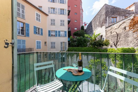 2 Bdrs & Parking in the Old Town ! Apartamento in Nice