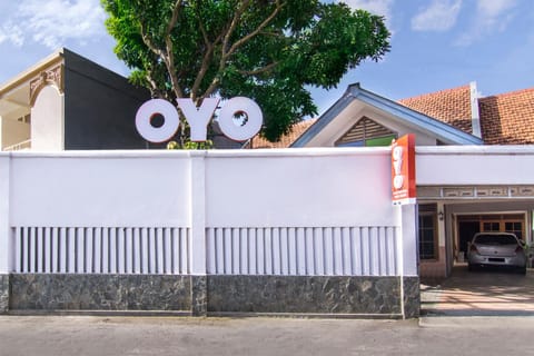 SUPER OYO 890 Dewi Fortuna Guest House Hotel in Special Region of Yogyakarta