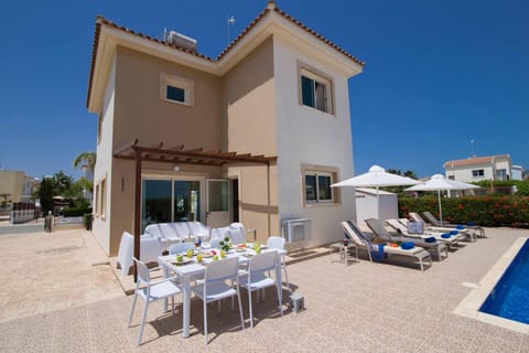 Property building, Patio, Garden, Seating area, Dining area, Swimming pool