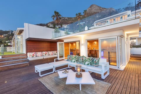 Clifton YOLO Spaces - Clifton Private Beach Villa Villa in Cape Town