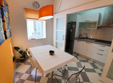 Kitchen or kitchenette, Dining area, minibar, oven, pet friendly, stove