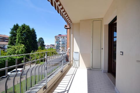 One bedroom apartement with furnished balcony and wifi at Vercelli Condo in Vercelli