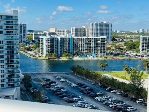 Miami Hollywood Great Two Bedroom Apartment with Channel View 006-22bvic Apartment in Hollywood Beach