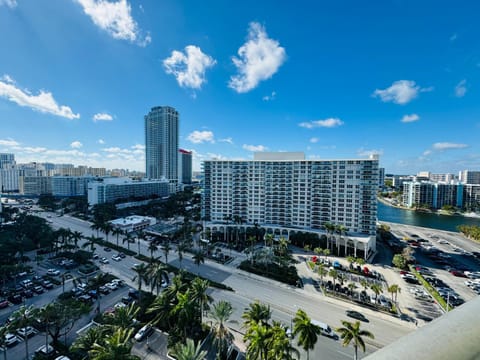 Miami Hollywood Great Two Bedroom Apartment with Channel View 006-22bvic Apartment in Hollywood Beach