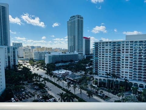 Miami Hollywood Great Two Bedroom Apartment with Channel View 006-22bvic Apartment in Hollywood Beach