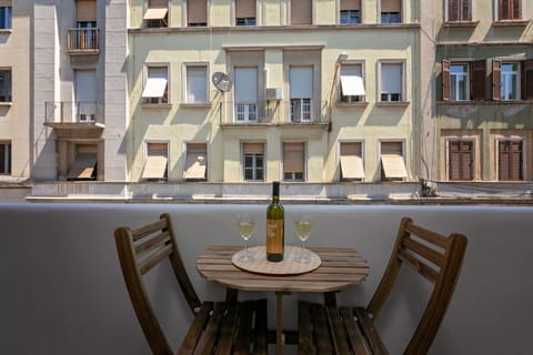 Coffee/tea facilities, Balcony/Terrace, Seating area, Dining area, City view, Landmark view, Street view