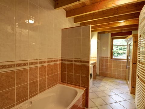 Gîte confortable avec sauna, cheminée, jardin, proche station de ski - FR-1-496-39 House in Auvergne-Rhône-Alpes