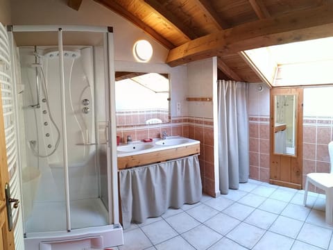 Gîte confortable avec sauna, cheminée, jardin, proche station de ski - FR-1-496-39 House in Auvergne-Rhône-Alpes