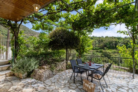 Patio, Natural landscape, Garden, View (from property/room), Dining area, Garden view, Mountain view