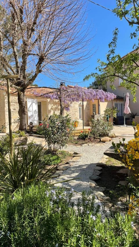 Le mazet en été - studio en garrigue nimoise Bed and Breakfast in Nimes