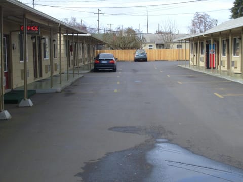 Cascade City Center Motel Motel in Willamette Valley