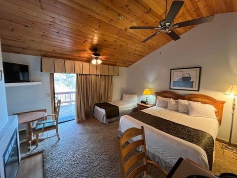 Whispering Pines Lodge Capanno nella natura in Kernville