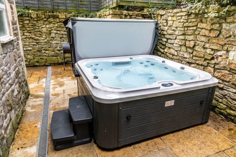 Locksbrook Lodge - Hot Tub - Spacious Outdoor Space Apartment in Bath