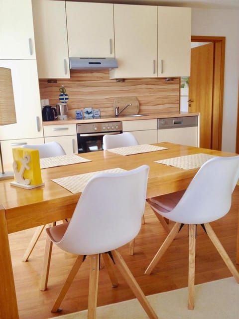 Kitchen or kitchenette, Seating area, Dining area