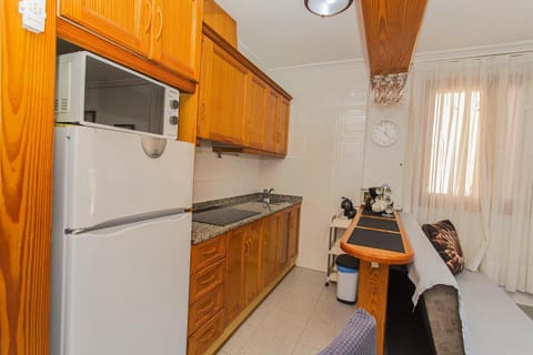 Kitchen or kitchenette, Dining area, stove