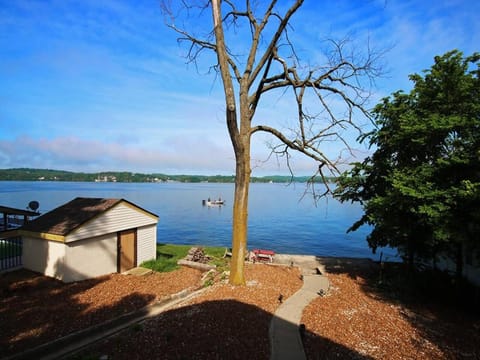 Lake Front Stunner near HToad & Shady Gators Haus in Lake of the Ozarks