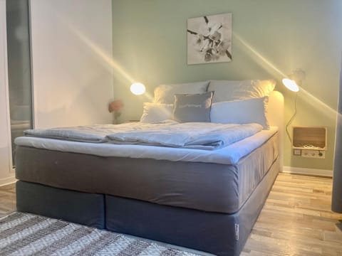 Living at Saarpartments -Adults Only- 2 Bedrooms, Netflix - Business & Holiday Apartments for Long- and Short term Stay, 3 min to Train Station and Europa Galerie Eigentumswohnung in Saarbrücken