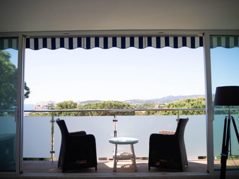 Day, View (from property/room), Balcony/Terrace, Living room, Dining area, Mountain view, Sea view