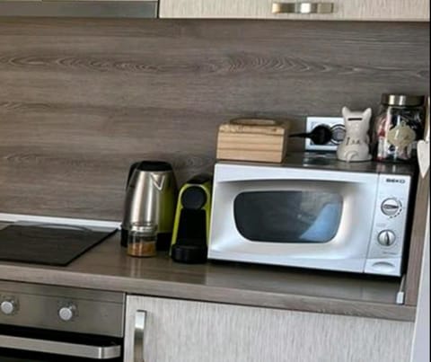 Kitchen or kitchenette, minibar