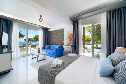 Balcony/Terrace, Photo of the whole room, Bedroom, Garden view, Sea view