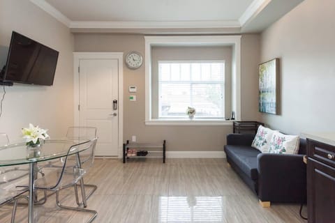 Rare Find Exquisitely New Quiet & Safe Skytrain Home Chambre d’hôte in Vancouver