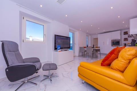 Yellow View Apartment - Happy Rentals Condo in Ascona