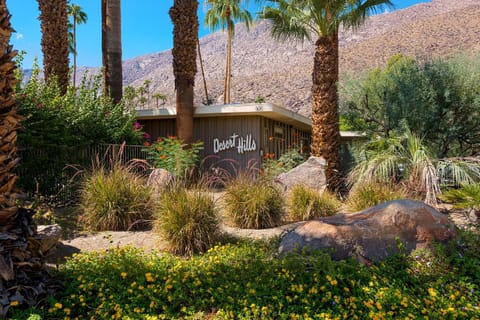 Property building, Facade/entrance, Natural landscape, Garden, Landmark view