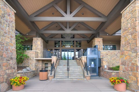 Crystal Peak Lodge By Vail Resorts Nature lodge in Breckenridge
